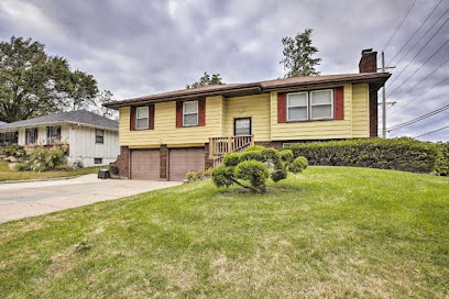 Pet-Friendly Getaway with Yard - 12Mi to Downtown KC - Holiday Home